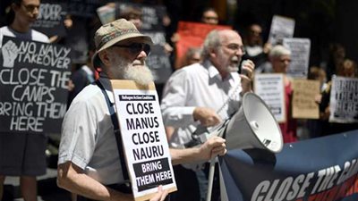 بالصور.. مظاهرات لعشرات اللاجئين بسيدنى احتجاجا على إغلاق مخيمات طالبى اللجوء