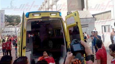 تعرض أحد مشجعي الأهلي لحالة إغماء ونقله بعربة إسعاف