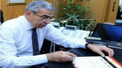 رئيس مجلس أمناء مدينة العاشر يوقع على استمارة 