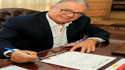 رئيس مجلس أمناء مدينة الصالحية يوقع على استمارة 