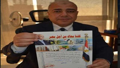 بالصور.. رئيس المترو ورئيس نقابة السكة الحديد يوقعون «كلنا معاك من أجل مصر»