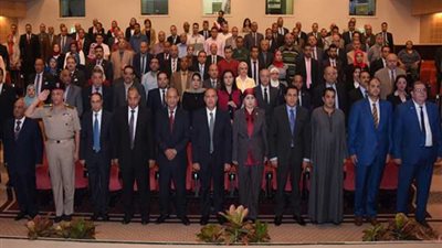 بالصور.. محافظ الإسكندرية: يرفع شعار «إيدي في إيدك عشان نبنيها» مع عمال الإسكندرية