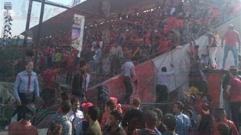 جماهير تقتحم مدرجًا