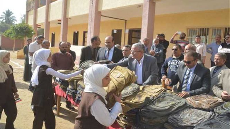 محافظ المنيا يوزِّع