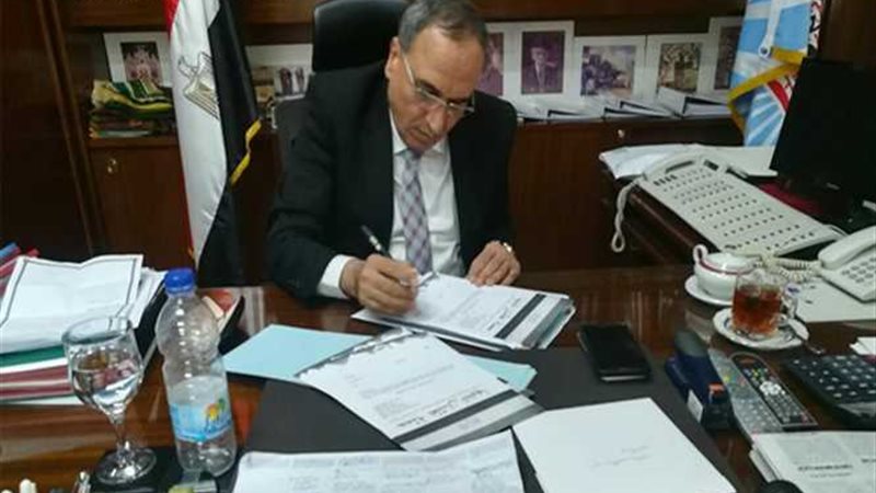 نقيب الصحفيين يوقع