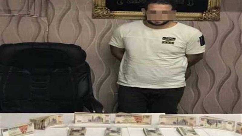 عاملة نظافة تقود