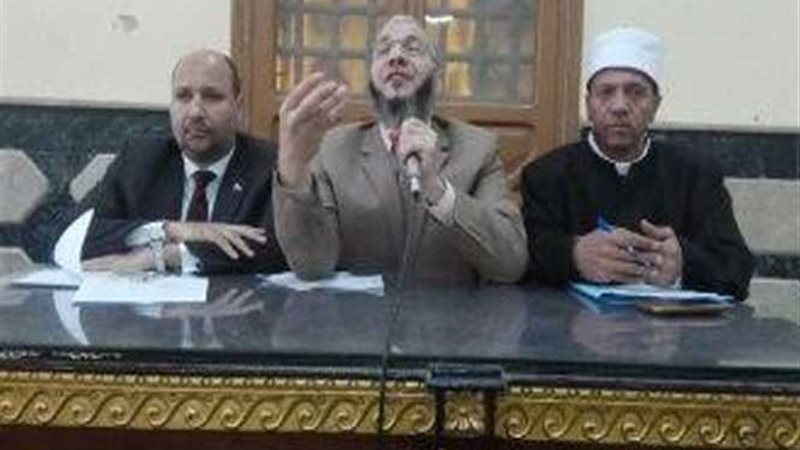 تثقيف 563 إمامًا