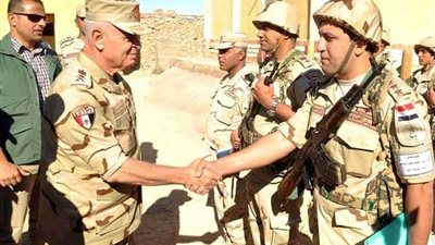 رئيس الاركان يتفقد نقاط التأمين الحدودية.. ويلتقي رجال المنطقة الغربية