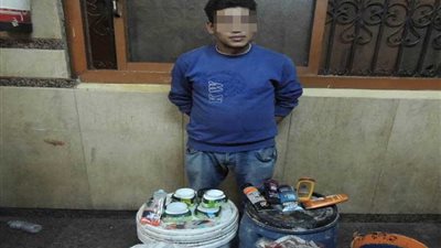 ضبط صاحب مصنع بحوزته كميات كبيرة من مستحضرات التجميل المجهولة