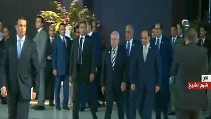 الرئيس يصل قاعة مؤتمرات