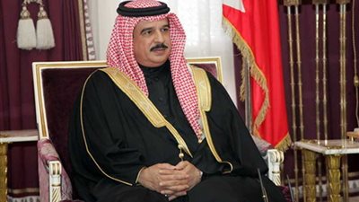 ملك البحرين يصل أبوظبي لحضور افتتاح 