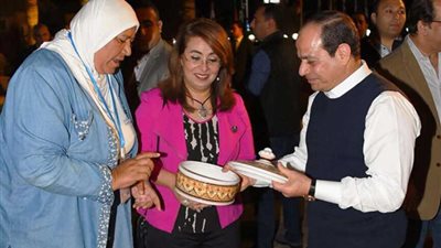 بالصور.. الرئيس يبدي إعجابه الشديد بمعرض الحرف اليدوية التراثية بشرم الشيخ