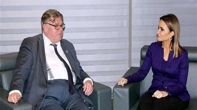 سحر نصر تبحث مع وزير خارجية فنلندا زيادة استثمارات بلاده فى مصر