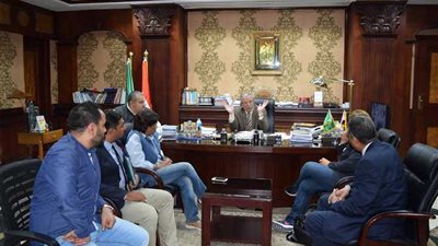 محافظ المنيا يبحث مع ممثلي البنك الأهلي ومصر الخير تطوير القرى