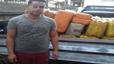 ضبط سائق بحوزته طن زيت مجهول المصدر قبل ترويجه بالمحلات