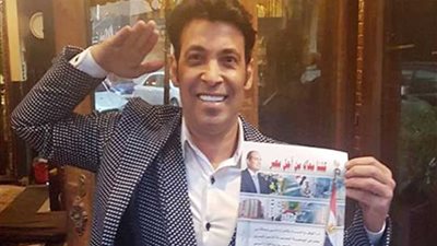 سعد الصغير يوقع استمارة 