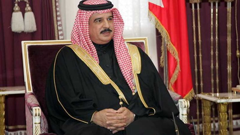 ملك البحرين يصل أبوظبي