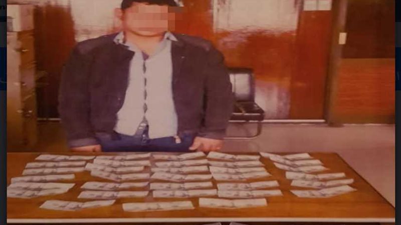 ضبط عامل يتاجر في