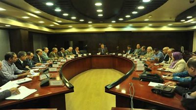 وزير النقل: سحب الأعمال من الشركات المتأخرة عن تطوير المزلقانات