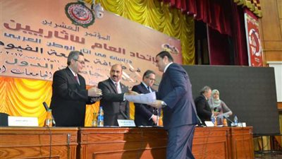 الشوكي يتسلم جائزة التفوق العلمي للآثاريين العرب بحضور وزير الآثار