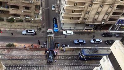 سيارة تخترق سور ترام الرمل بالإسكندرية وتوقف الحركة ساعة