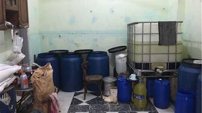 صاحب محل يدير مخزن منظفات غير صالحة للاستخدام