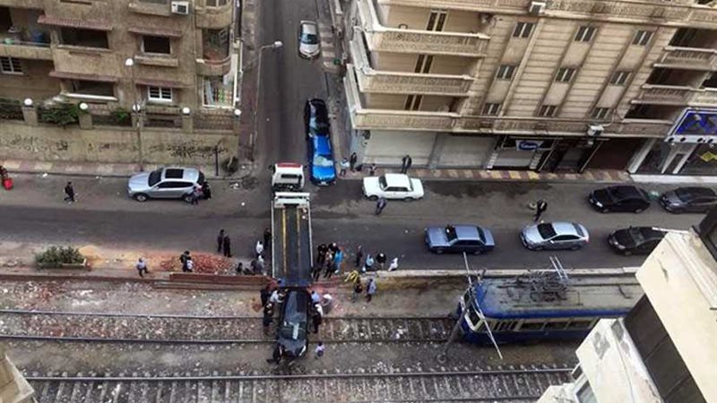 سيارة تخترق سور ترام