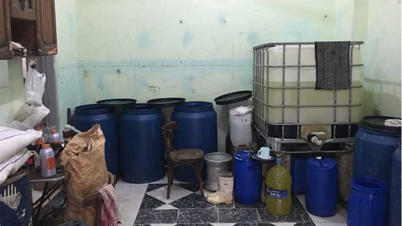 صاحب محل يدير مخزن