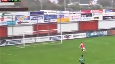 شاهد..لاعب يهدر أسهل فرصة لتسجيل هدف