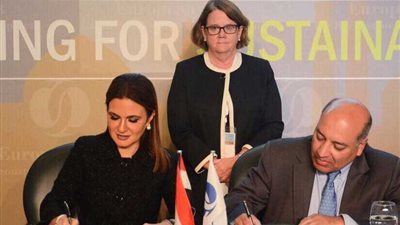 وزيرة الاستثمار توقع مذكرة تفاهم مع رئيس البنك الأوروبي