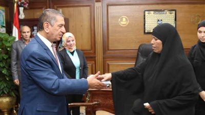 بالصور.. محافظ كفر الشيخ يُكرِّم شهيد قرية 