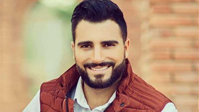 بالفيديو.. طوني قطان يغني 