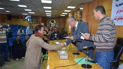 محافظ المنيا يسلم قروضًا ومساعدات مالية من الأورمان للأسر الأكثر احتياجًا