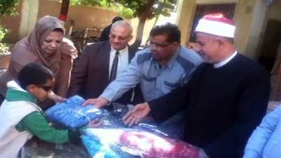 مسجد بالمنيا يوزع ملابس شتوية على فقراء الأقباط والمسلمين