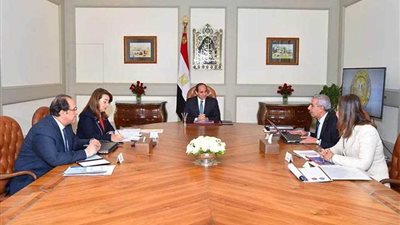السيسي يناقش مع 3 وزراء خطط تشغيل الشباب بالمحافظات