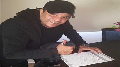 محمد فؤاد يوقع استمارة «علشان تبنيها» لتأييد السيسي