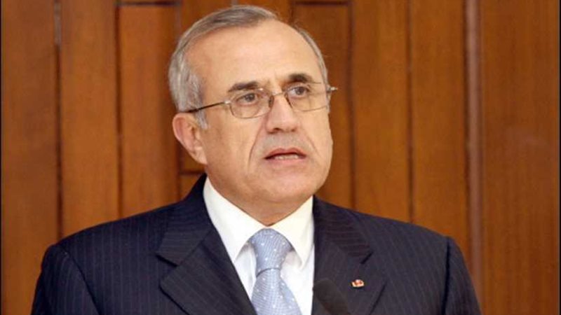  سليمان  يستعرض مع