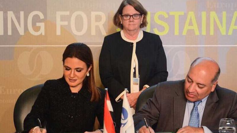 وزيرة الاستثمار توقع