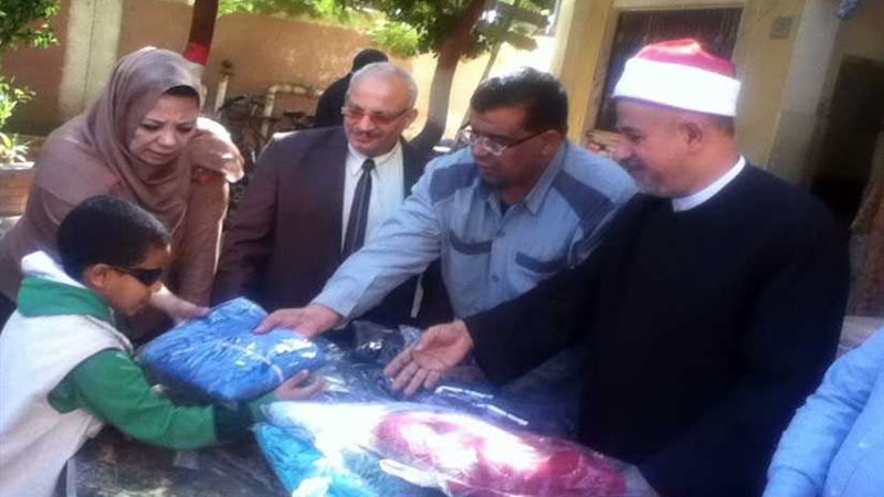 مسجد بالمنيا يوزع