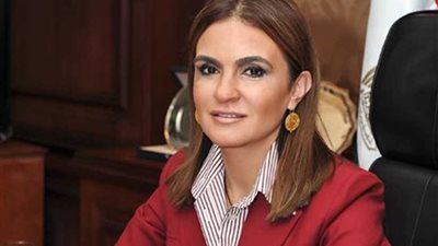 وزيرة الاستثمار تعود للقاهرة بعد زيارة للإمارات