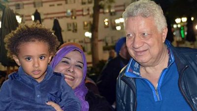 صور.. تزاحم الأعضاء حول مرتضى منصور أثناء جولته في الزمالك