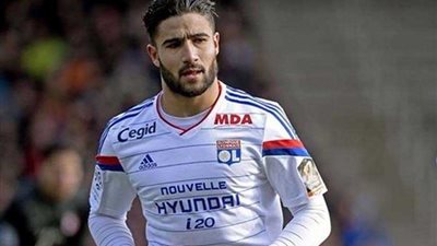 صحيفة: برشلونة يدخل سباقا لضم نبيل فقير لاعب ليون