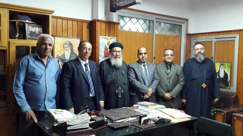 القمص انطونيوس يوقع