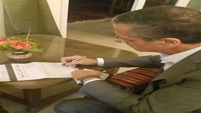 نجل الرئيس السادات يوقع استمارة 