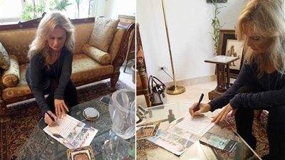 الفنانة يسرا توقع استمارة 