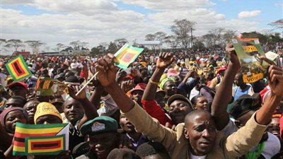 بوساطة قس كاثوليكي .. موجابي يجتمع بقيادات الجيش للخروج من الأزمة