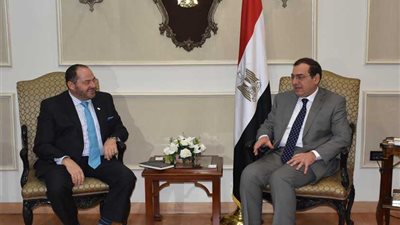 الملا يلتقي رئيس جمعية البترول العالمية