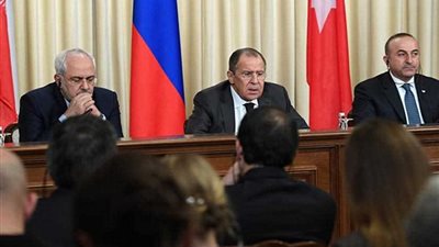 وزير الخارجية الروسي يجتمع مع نظيريه التركي والإيراني لبحث الأزمة السورية