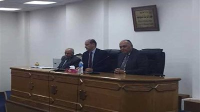 شكري في زيارة مفاجئة للمعهد الدبلوماسي وحوار مفتوح مع شباب الدبلوماسیین