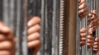 القبض على 3 متهمين أصابوا سائقًا وسرقوا 